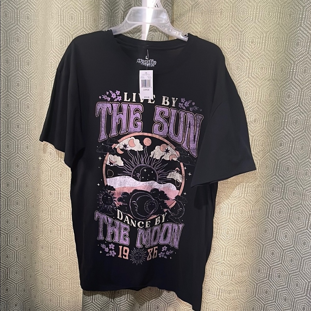 Black Graphic Tee with Sun and Moon Design size large NWT